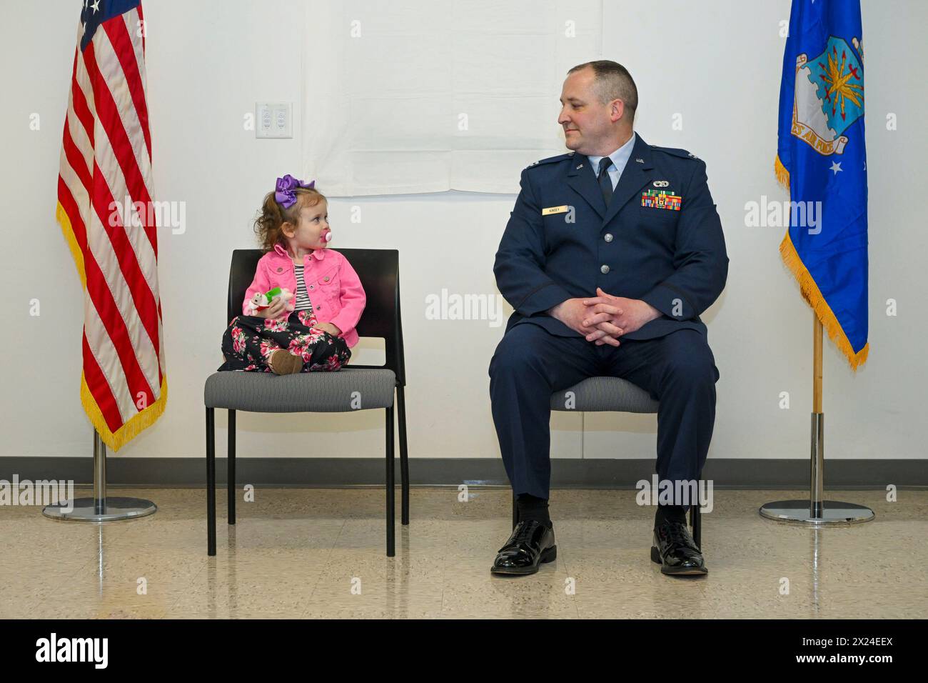 6. April 2024: Youngstown Air Reserve Station, Ohio, USA – Kapitän Jeffrey Kinsey, 910th Logistics Readiness Squadron, schließt seine jüngste Tochter während der Eröffnungsrede zu seiner Übernahmezeremonie in Youngstown Air Reserve Station, Ohio, am 6. April 2024. Kinsey übernahm die Verantwortung für die Leitung von Airmen, die Vorräte ausstellen, Transport bereitstellen, Flugbenzin testen und logistische Planung für die Gesamtbereitschaft der Installation bereitstellen. (Kreditbild: © Christina Russo/USA Air Force/ZUMA Press Wire) NUR REDAKTIONELLE VERWENDUNG! Nicht für kommerzielle Zwecke Stockfoto