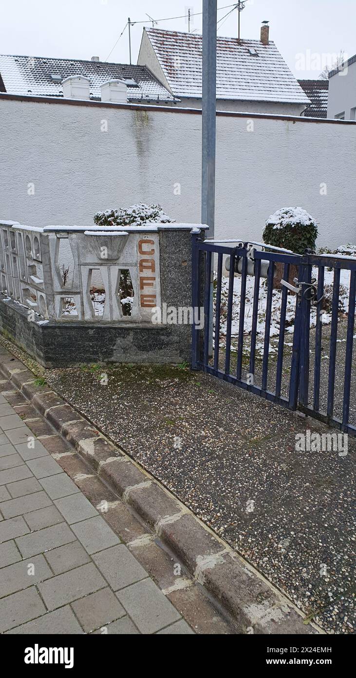 Altes, geschlossenes Café-Gebäude und blaues Metalltor mit geschlossenem Schloss und Kette. Sicherheit außerhalb des Konzepts. Stockfoto