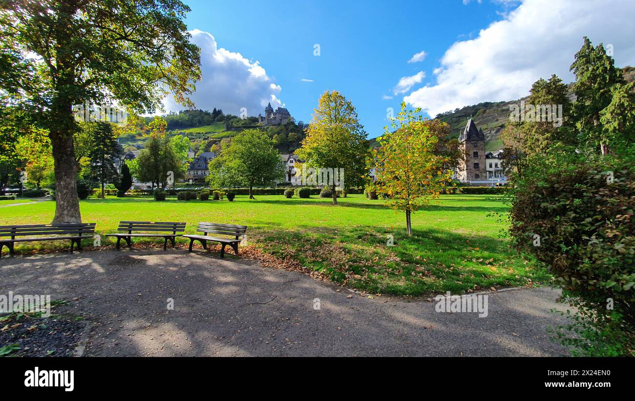 Schöner Park in Europa im Sommer in der Nähe der alten Burg. Stockfoto