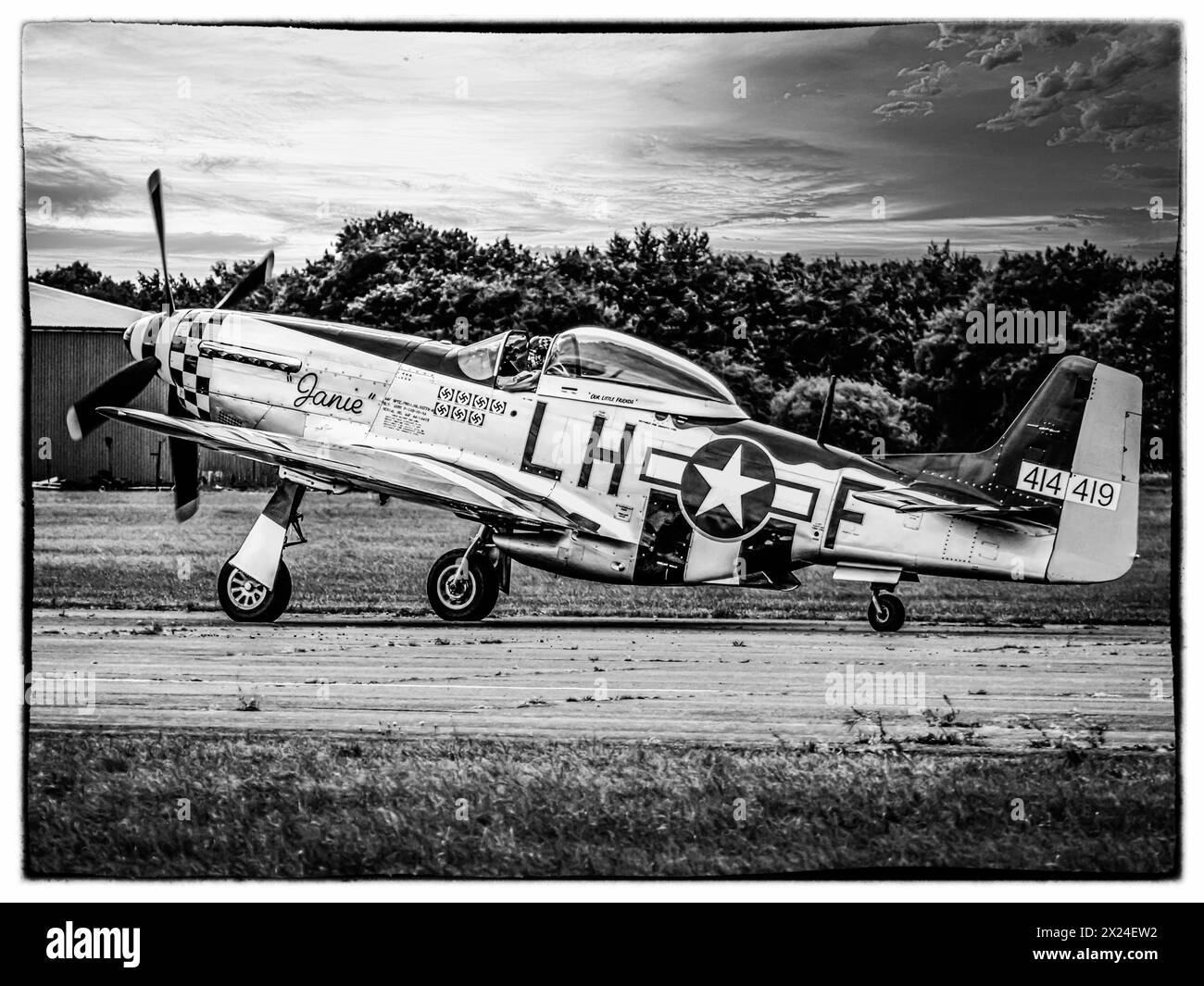 WW2 P51 Mustang, der nach einem sicheren Flug auf der Landebahn fährt. Stockfoto