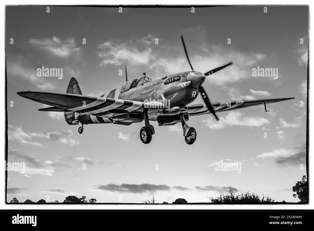 Spitfire Aus Dem 2. Weltkrieg. Fotoaufklärung Mark 11 in D-Day-Markierungen. Stockfoto