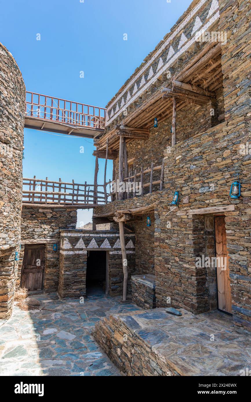 Eine alte Burg, die aus Steinen in der antiken Architektur gebaut wurde, genannt Bakhroush Ben Alas Castle, befindet sich in der Al Baha Region in Saudi-Arabien Stockfoto