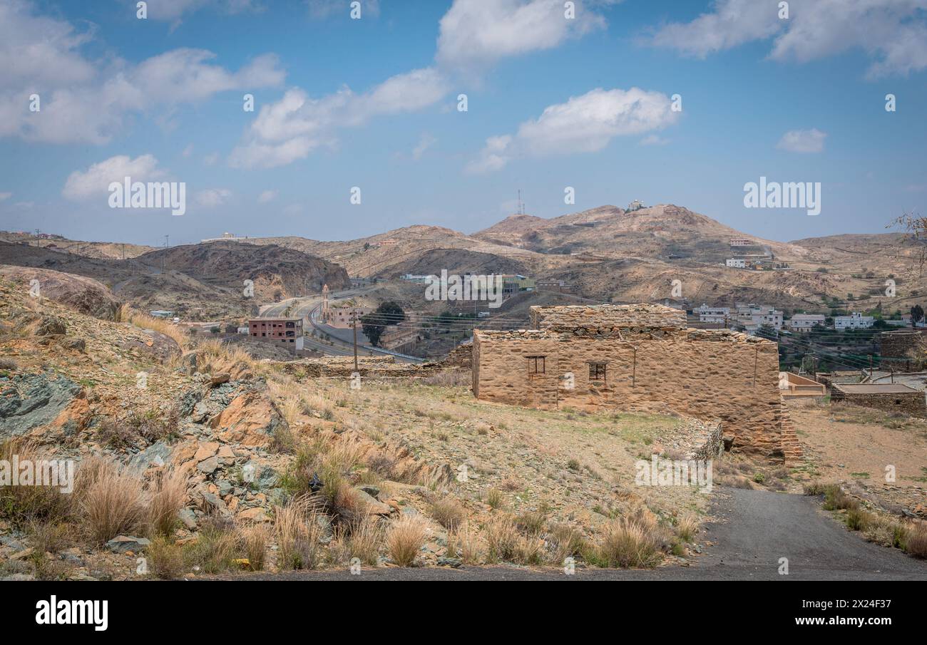 Eine alte Burg, die aus Steinen in der antiken Architektur gebaut wurde, genannt Bakhroush Ben Alas Castle, befindet sich in der Al Baha Region in Saudi-Arabien Stockfoto