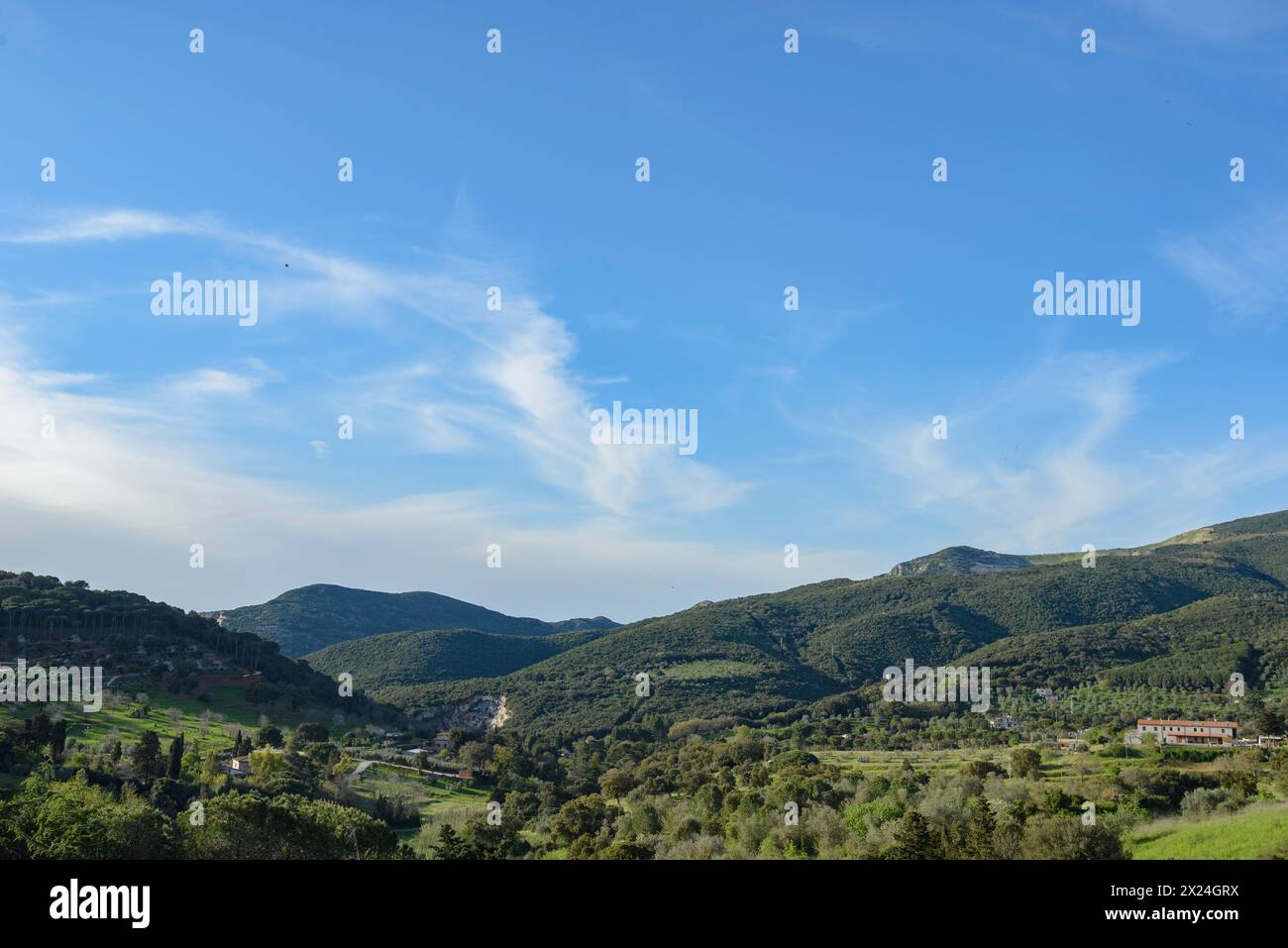 Aus der Vogelperspektive auf das Val di Cornia mit Hügeln, bewirtschafteten Feldern und dem Meer, Campiglia Marittima, Toskana, Italien Stockfoto