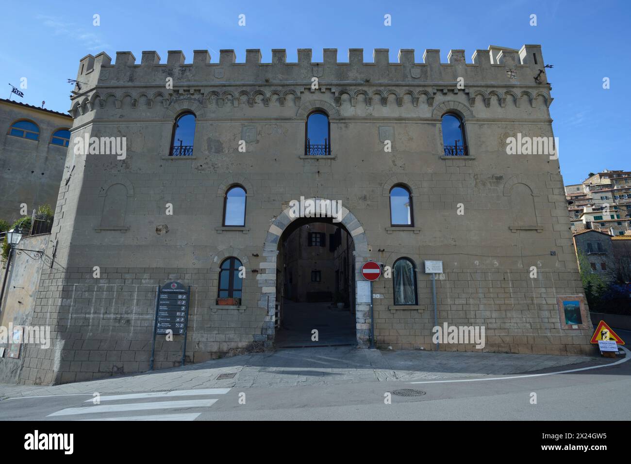 Porta a a Mare, Eingang zur Stadt Campiglia Marittima, weißer und grauer Kalkstein, Teil eines neogotischen Komplexes. Maremma, Toskana, Italien Stockfoto