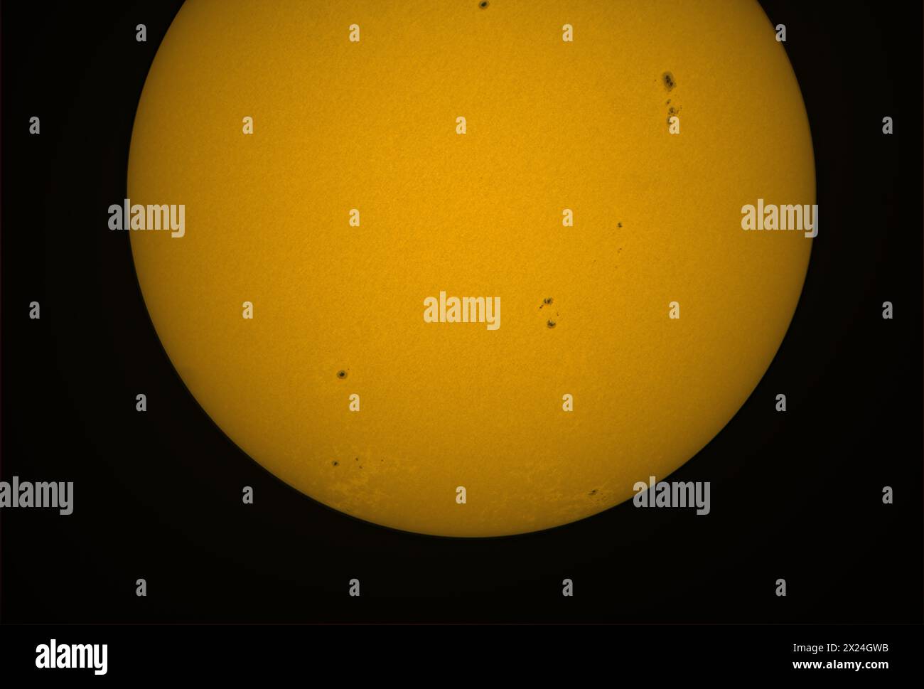 Die Sonne im sichtbaren Licht mit Sonnenfleck, April 2024. Während des solaren Maximums treten eine große Anzahl von Sonnenflecken auf Stockfoto