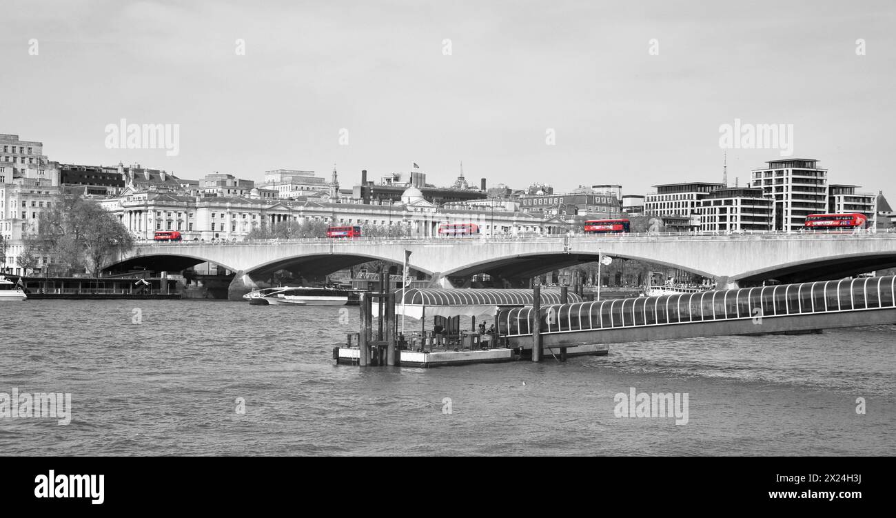 Einzigartiger Konvoi von 5 berühmten roten Londoner Bussen Stockfoto