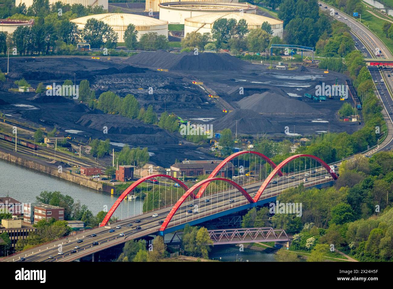 Luftbild, Stadthafen Essen mit Kohlenhafen und Rhein-Herne-Kanalbrücke mit rotem Geländer, Autobahn A42 Emscherschnellweg, Infrastruktur, Doppelbogenbrücke an der Stadtgrenze Bottrop, Essen, Ruhrgebiet, Nordrhein-Westfalen, Deutschland ACHTUNGxMINDESTHONORARx60xEURO *** Luftansicht, Stadthafen Essen mit Kohlehafen und Rhein-Herne-Kanalbrücke mit Rotgeländer, Autobahn A42 Emscher, Infrastruktur, Autobahn, Infrastruktur Doppelbogenbrücke an der Stadtgrenze Bottrop, Essen, Ruhrgebiet, Nordrhein-Westfalen, Deutschland ATTENTIONxMINDESTHONORARx60xEURO Stockfoto