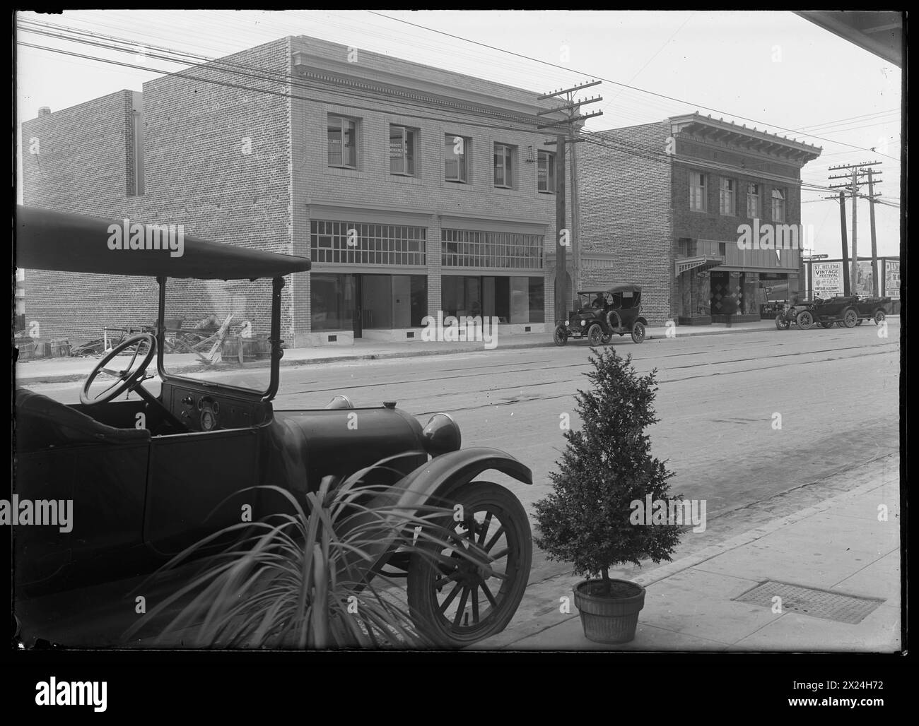 Glasplatte negativ von einem Auto und dem Richmond Variety Store. Richmond, Kalifornien, ca. 1910er Jahre Vintage-Schwarzweiß-Foto der Straße aus dem frühen 20. Jahrhundert mit Gebäuden und einem Oldtimer. Stockfoto