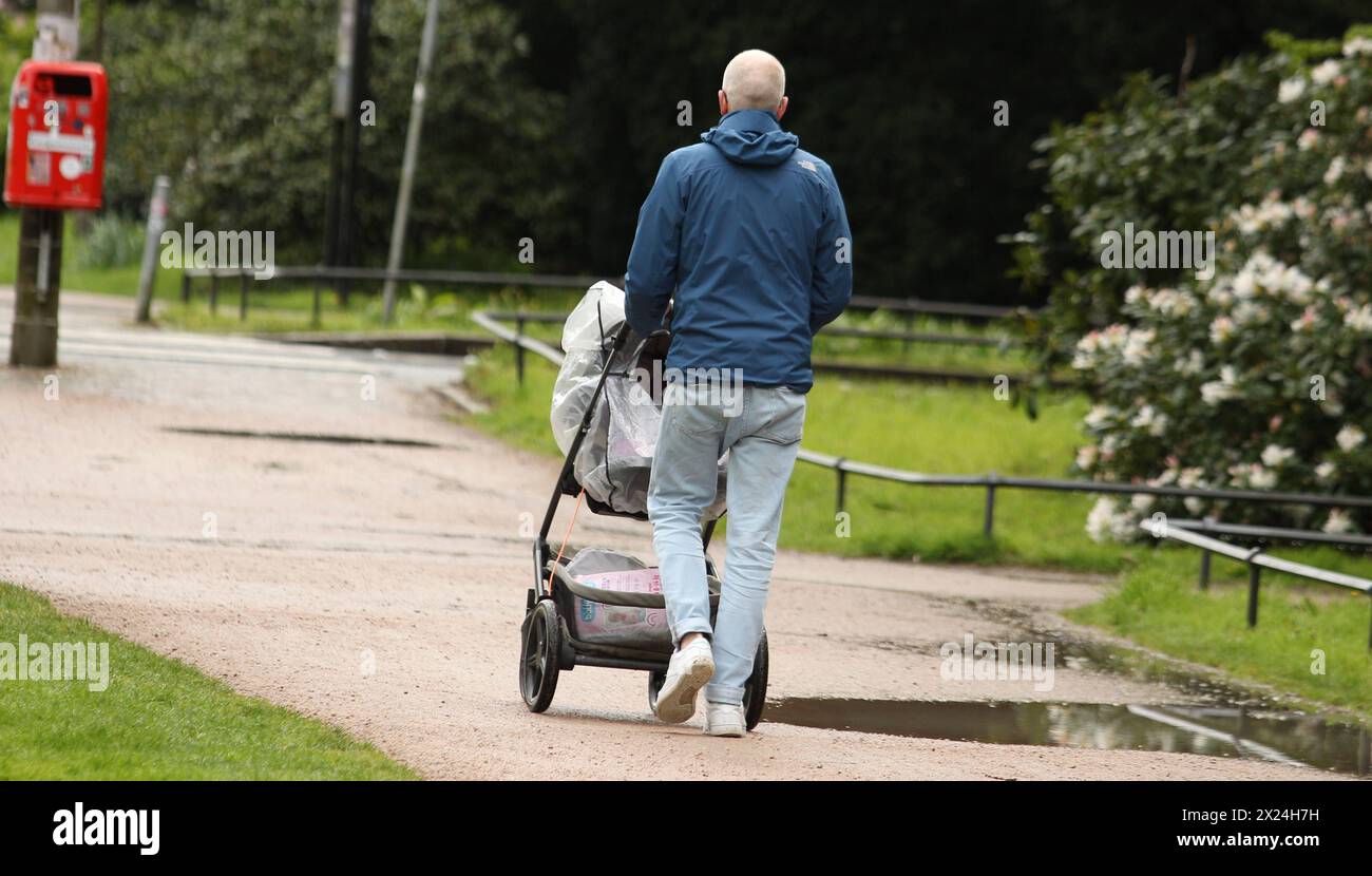 Ein Mann geht mit einem Kinderwagen auf einem Weg im Stadtpark Hamburg entlang. Symbolbild/Symbolfoto. Winterhude Hamburg *** Ein Mann läuft mit einem Kinderwagen auf einem Weg im Hamburger Stadtpark Symbolbild Symbolbild Winterhude Hamburg Stockfoto