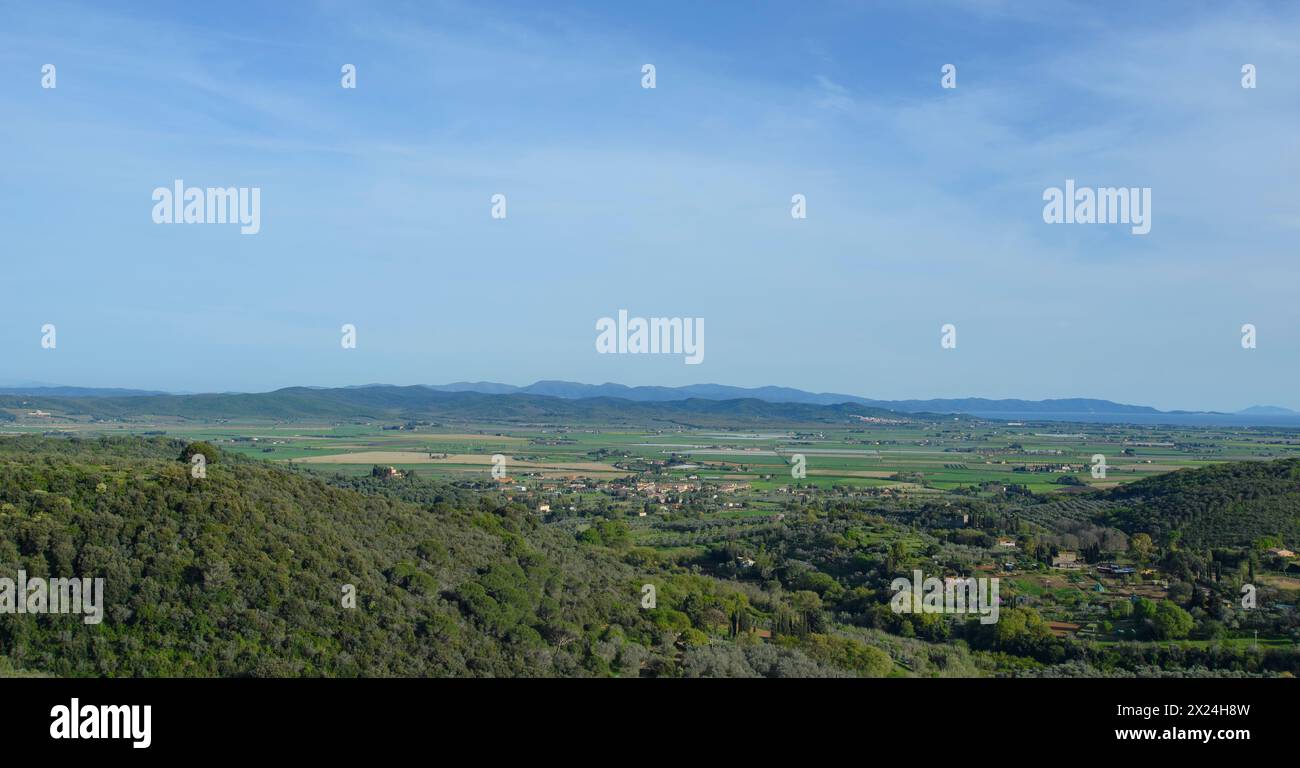 Aus der Vogelperspektive auf das Val di Cornia mit Hügeln, bewirtschafteten Feldern und dem Meer, Campiglia Marittima, Toskana, Italien Stockfoto