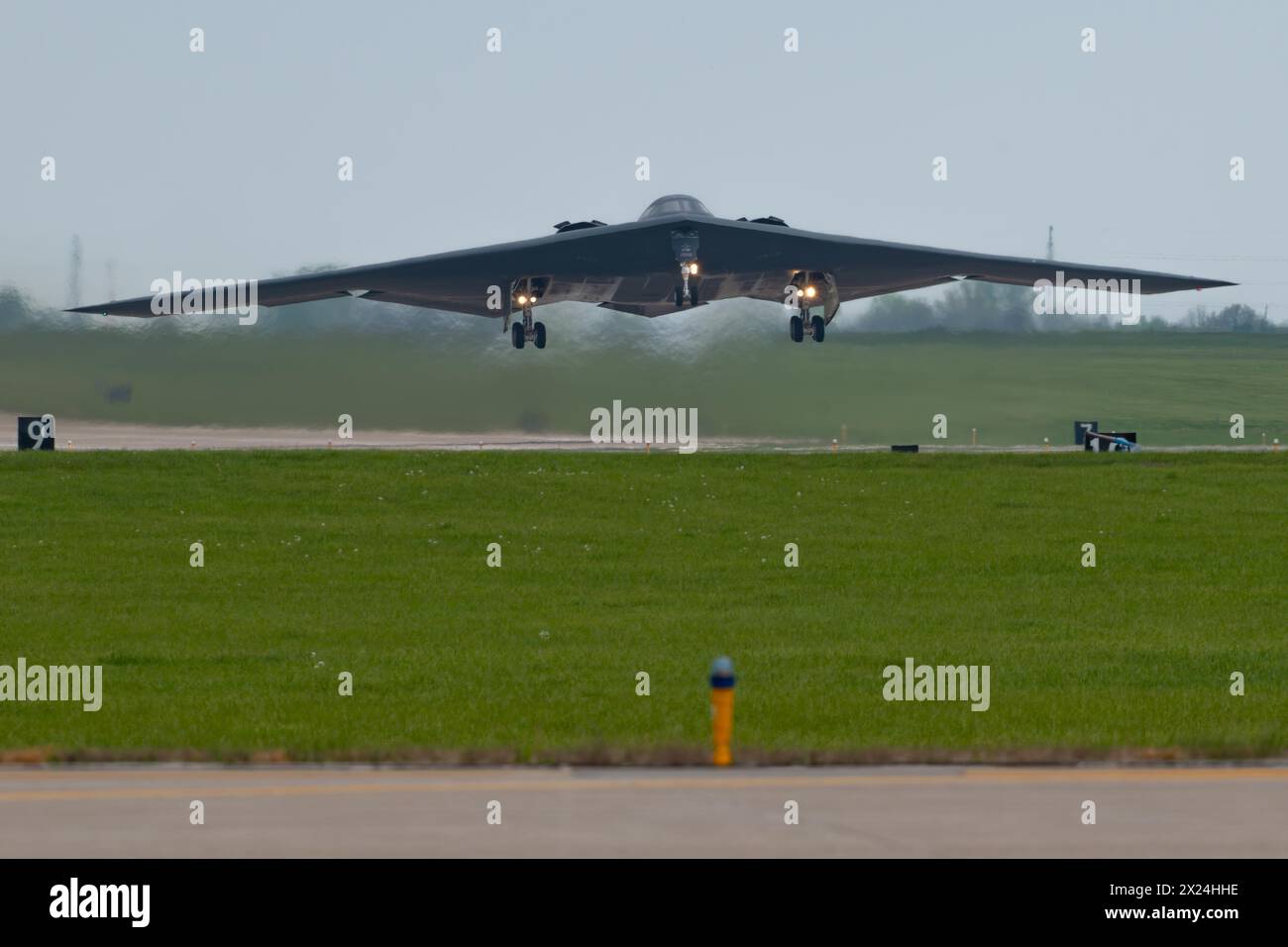Ein B-2 Spirit Tarnbomber, der dem 509th Bomb Wing zugeordnet ist, startet am 15. April 2024 auf der Whiteman Air Force Base, Mo.. Team Whiteman führte einen Massenflug von 12 B-2 Spirit-Tarnbombern durch, um die jährliche Spirit Vigilance-Übung abzuschließen. Routinemäßige Schulungen sorgen dafür, dass Airmen immer bereit sind, globale Streikoperationen durchzuführen… Jederzeit und überall... (Foto der U.S. Air Force von Airman 1st Class Matthew S. Domingos) Stockfoto