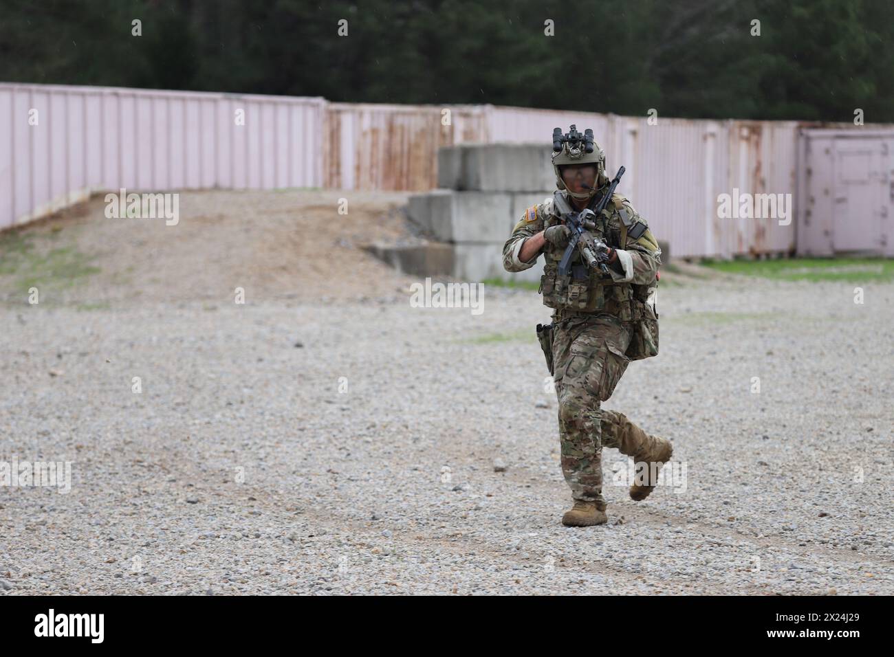 Ein Green Beret, der der 5th Special Forces Group (Airborne) Manöver zugewiesen wurde, um während eines Tagesangriffs mit Soldaten der 101st Airborne Division hochbezahlte Ziele zu sichern. Die Schulung wurde durchgeführt, um die Fähigkeiten von Green Berets zu testen, wenn sie Kampfoperationen mit unseren Partnerkräften rund um den Globus trainieren und durchführen. (Foto der US-Armee von Stabsleiter Brandon J. White). Stockfoto