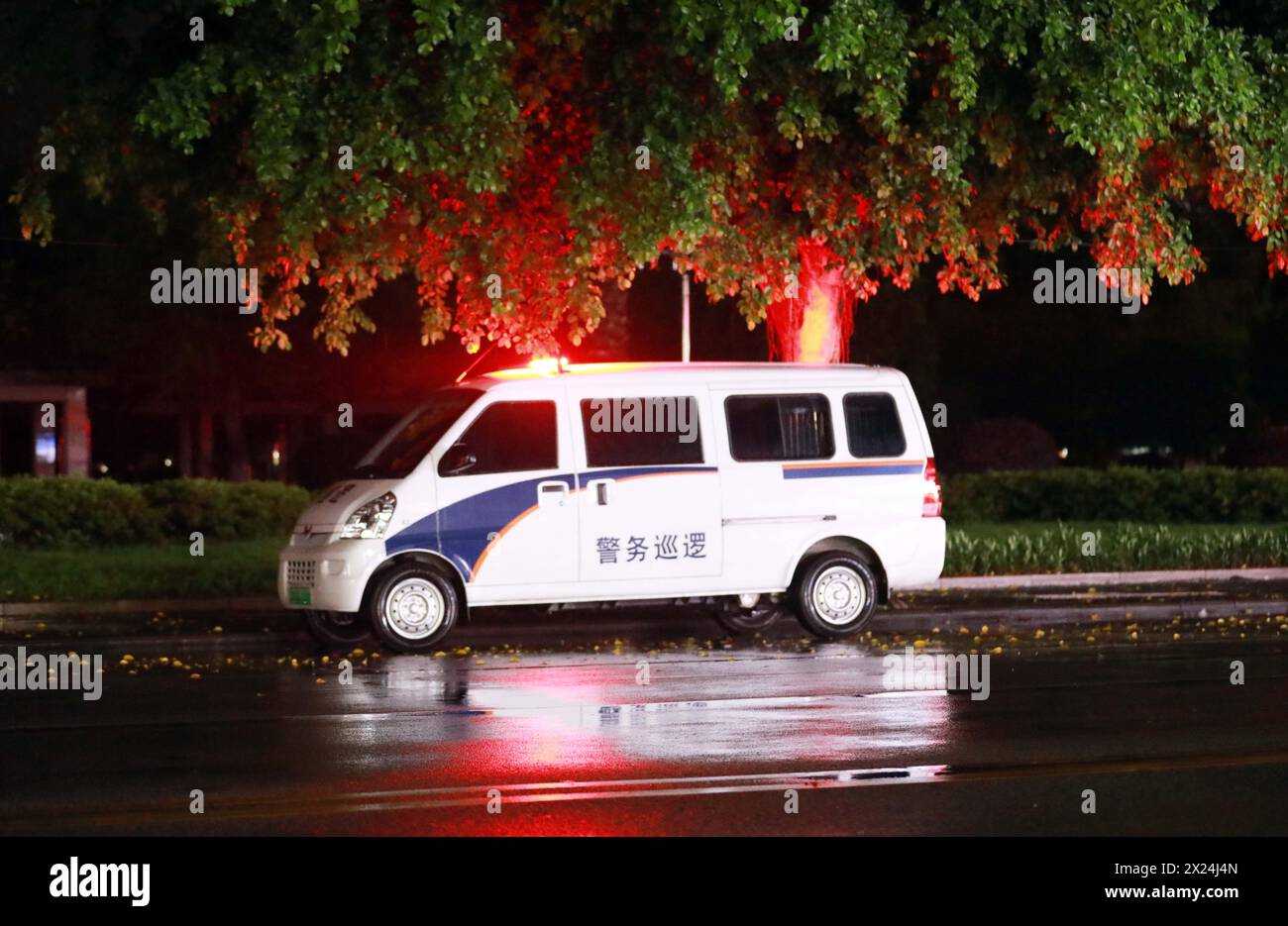 LIUZHOU, CHINA - APRIL19, 2024 - Ein Polizeiauto ist 24 Stunden im Dienst, um die Nachtpatrouille in Chang'an Stadt, Rong'an County, Liuzhou Stadt, Süd-CH zu verstärken Stockfoto