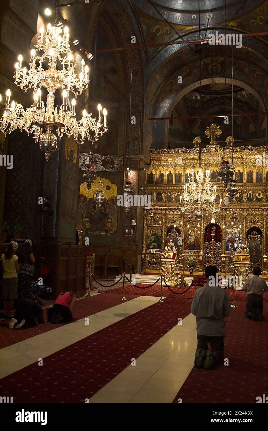 București Bukarest, Rumänien, Rumänien; Menschen, die in der orthodoxen Kirche beten; Menschen, die in der orthodoxen Kirche beten; wierni modlą się W cerkwi Stockfoto