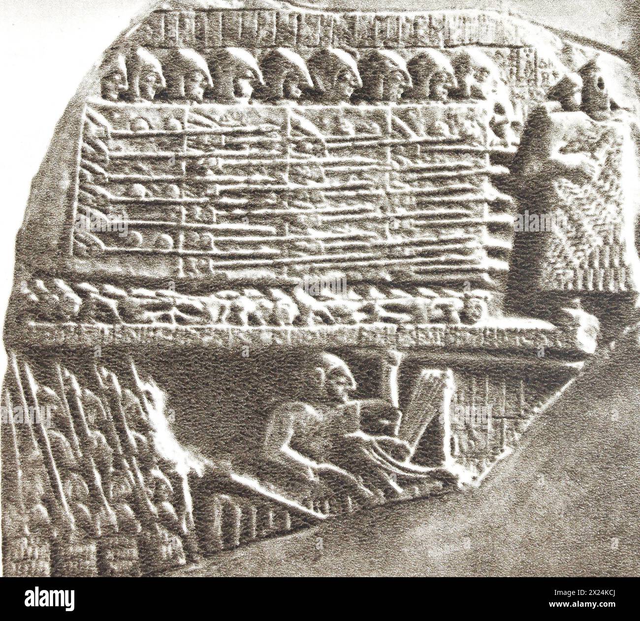 Fragment der Stele der Drachen - ein Denkmal für den Sieg von König Eannatum über die Stadt Umma. Foto aus der Mitte des 20. Jahrhunderts. Stockfoto
