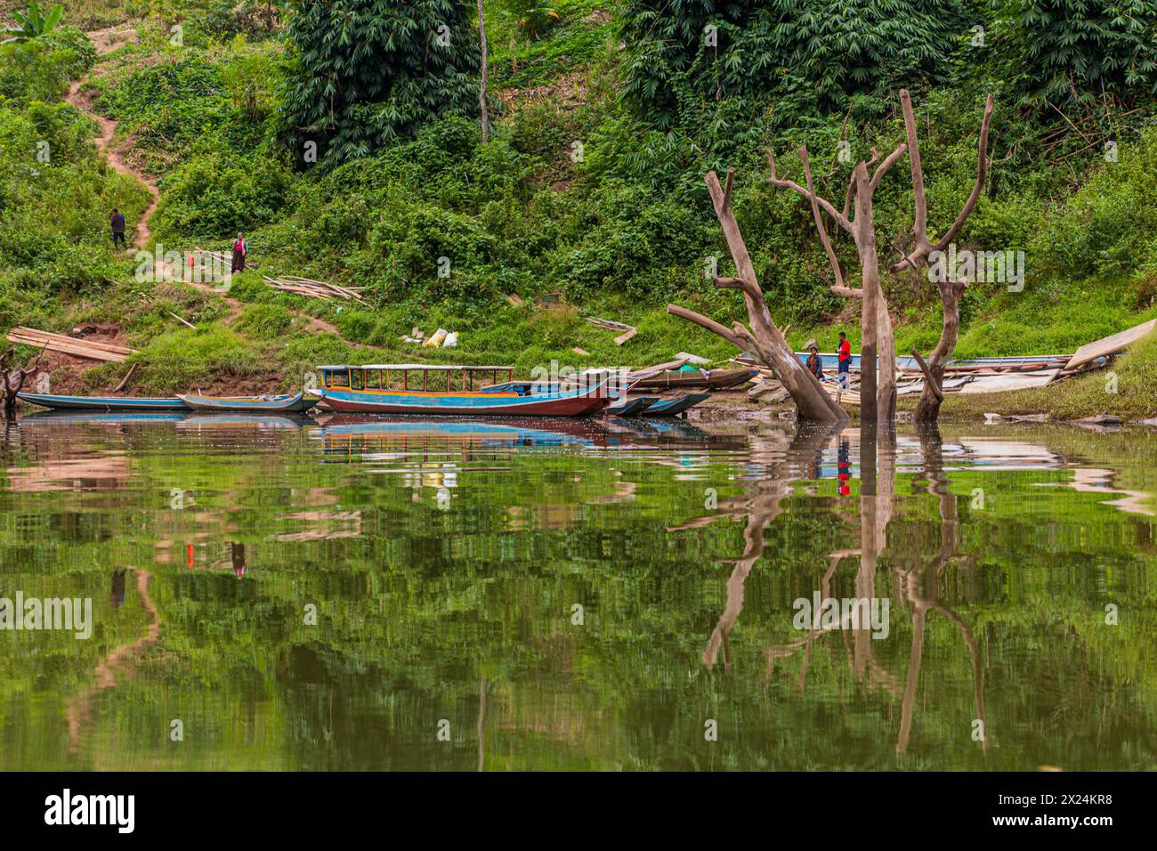 NAM OU, LAOS - 23. NOVEMBER 2019: Boote am Fluss Nam Ou in der Provinz Phongsali, Laos Stockfoto