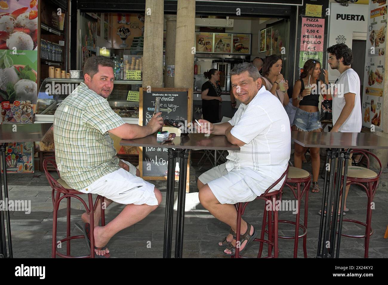 Sevilla, Spanien, España, Spanien; zwei Männer sitzen an einem Tisch in einer Bar im Freien; zwei Männer sitzen an einem Tisch in einer Bar im Freien Stockfoto