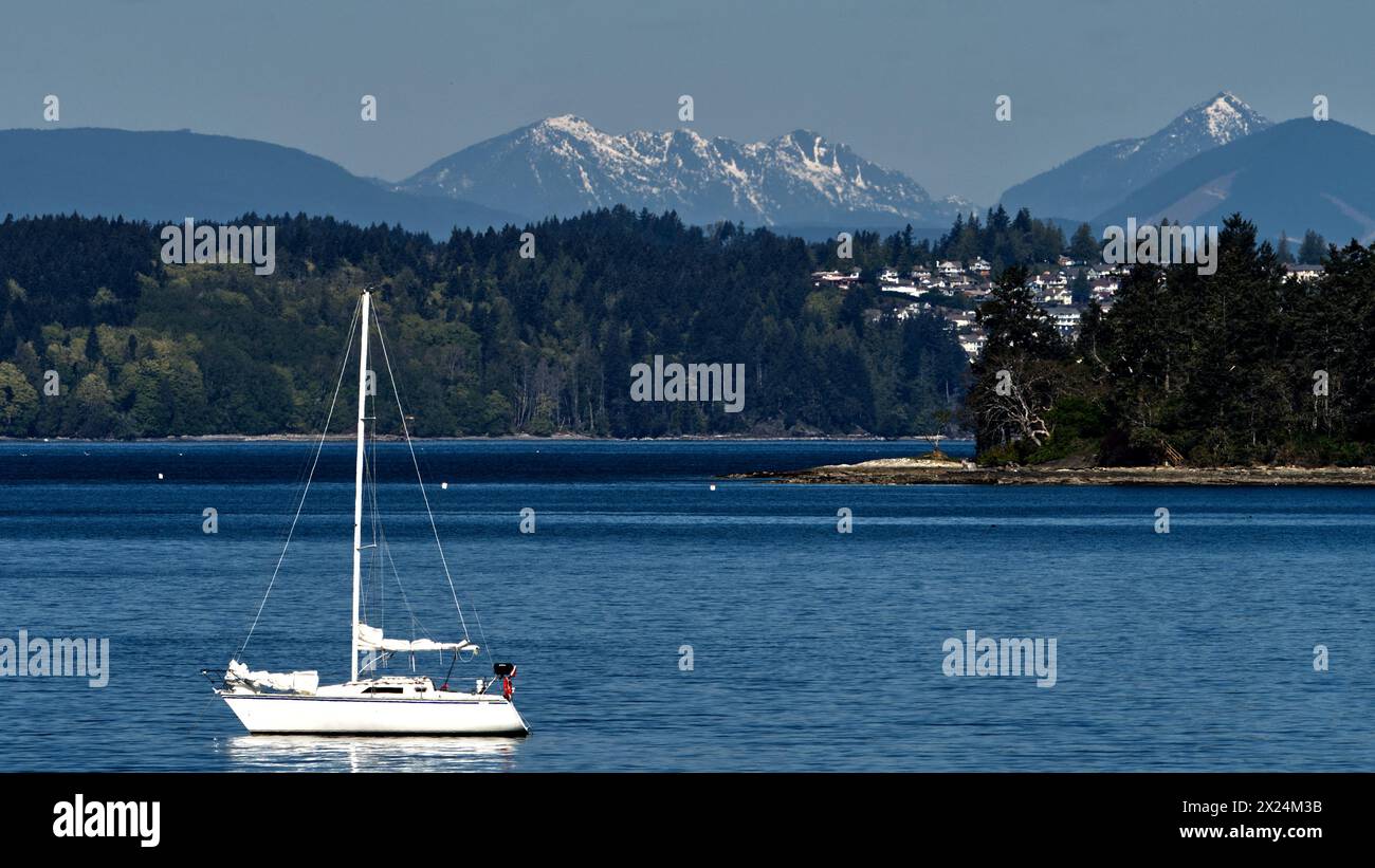 Boot vor Anker in der Bucht mit Bergen im Hintergrund. Stockfoto