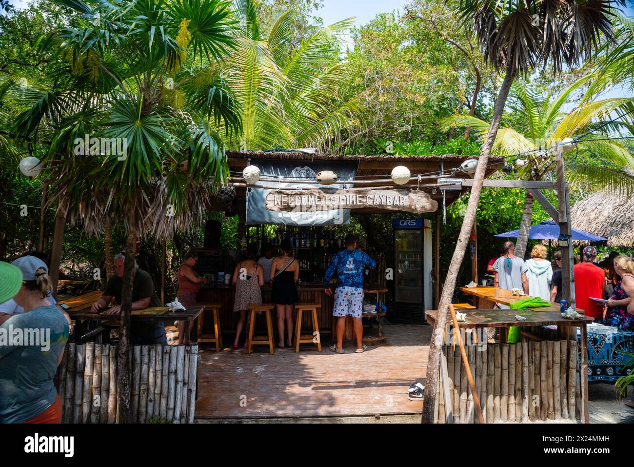 In der Lime Cay Bar, Roat‡n, Honduras, treffen sich die Menschen zum Essen und Trinken. Stockfoto