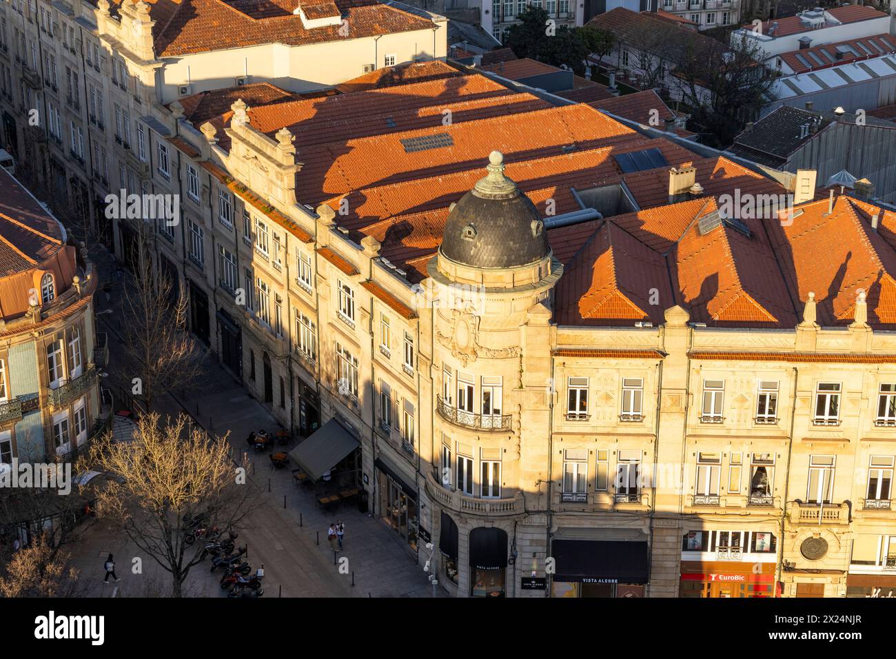Porto, Portugal - 02.02.2024: Aus der Vogelperspektive auf das Stadtzentrum von Porto und seine Gebäude mit reicher und schöner Architektur. Stockfoto