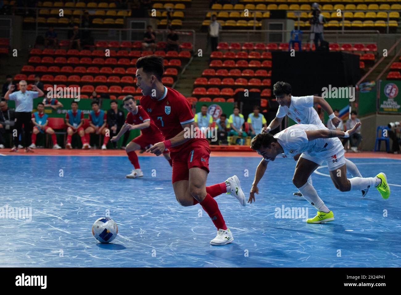 Bangkok: Der AFC Futsal Asian Cup, Thailand. , . Zwischen der thailändischen Futsal-Nationalmannschaft (rote Trikots) trifft die myanmarsche Futsal-Nationalmannschaft (weißes Trikot) im Hua Mak Indoor Stadium, Ramkhamhaeng Road. Vollzeit Thailand 5 - 0 Myanmar. (Foto: Teera Noisakran/Pacific Press) Credit: Pacific Press Media Production Corp./Alamy Live News Stockfoto