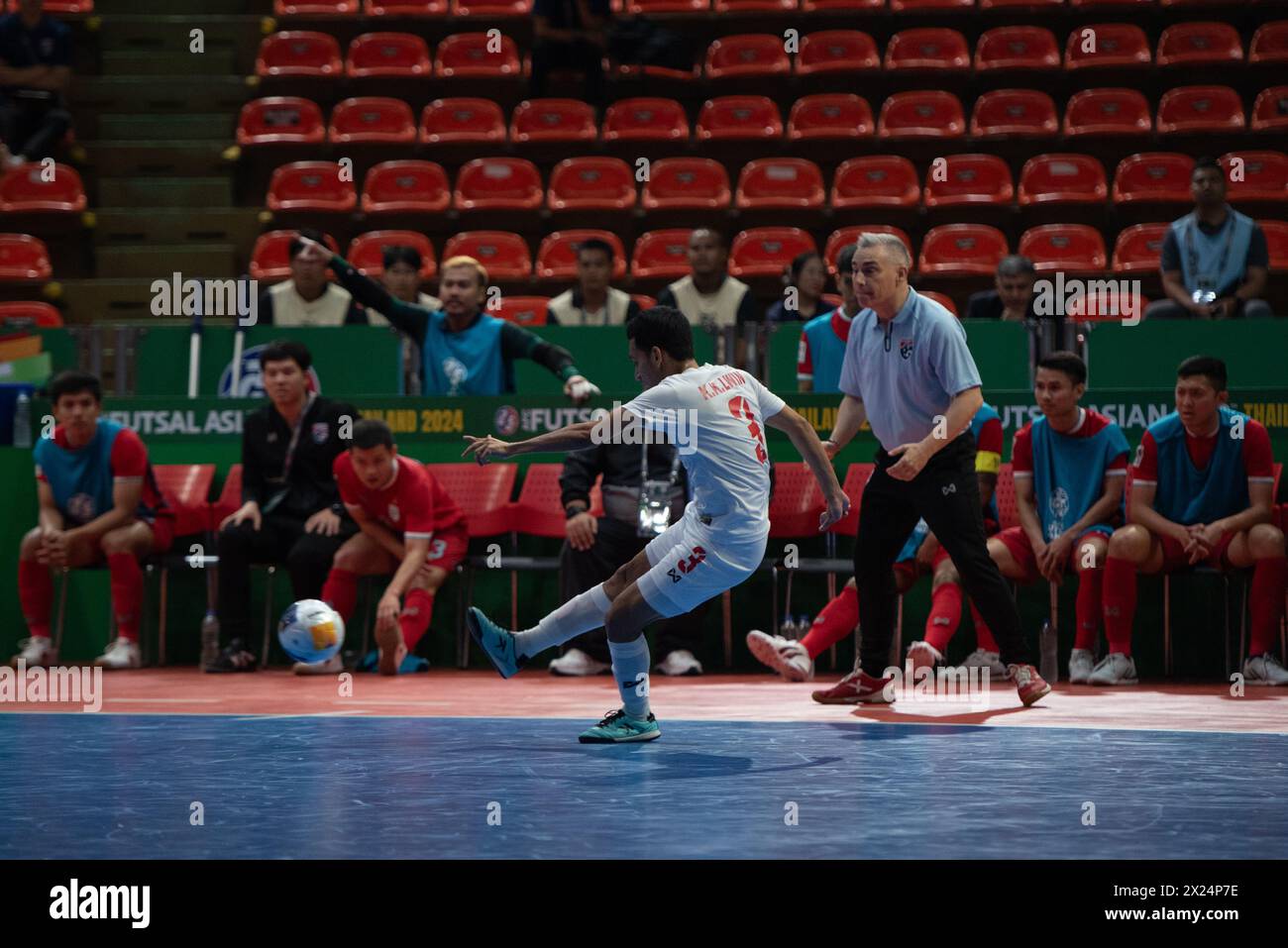 Bangkok: Der AFC Futsal Asian Cup, Thailand. , . Zwischen der thailändischen Futsal-Nationalmannschaft (rote Trikots) trifft die myanmarsche Futsal-Nationalmannschaft (weißes Trikot) im Hua Mak Indoor Stadium, Ramkhamhaeng Road. Vollzeit Thailand 5 - 0 Myanmar. (Foto: Teera Noisakran/Pacific Press) Credit: Pacific Press Media Production Corp./Alamy Live News Stockfoto