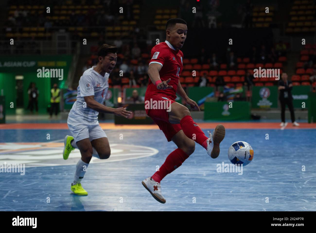 Bangkok: Der AFC Futsal Asian Cup, Thailand. , . Zwischen der thailändischen Futsal-Nationalmannschaft (rote Trikots) trifft die myanmarsche Futsal-Nationalmannschaft (weißes Trikot) im Hua Mak Indoor Stadium, Ramkhamhaeng Road. Vollzeit Thailand 5 - 0 Myanmar. (Foto: Teera Noisakran/Pacific Press) Credit: Pacific Press Media Production Corp./Alamy Live News Stockfoto