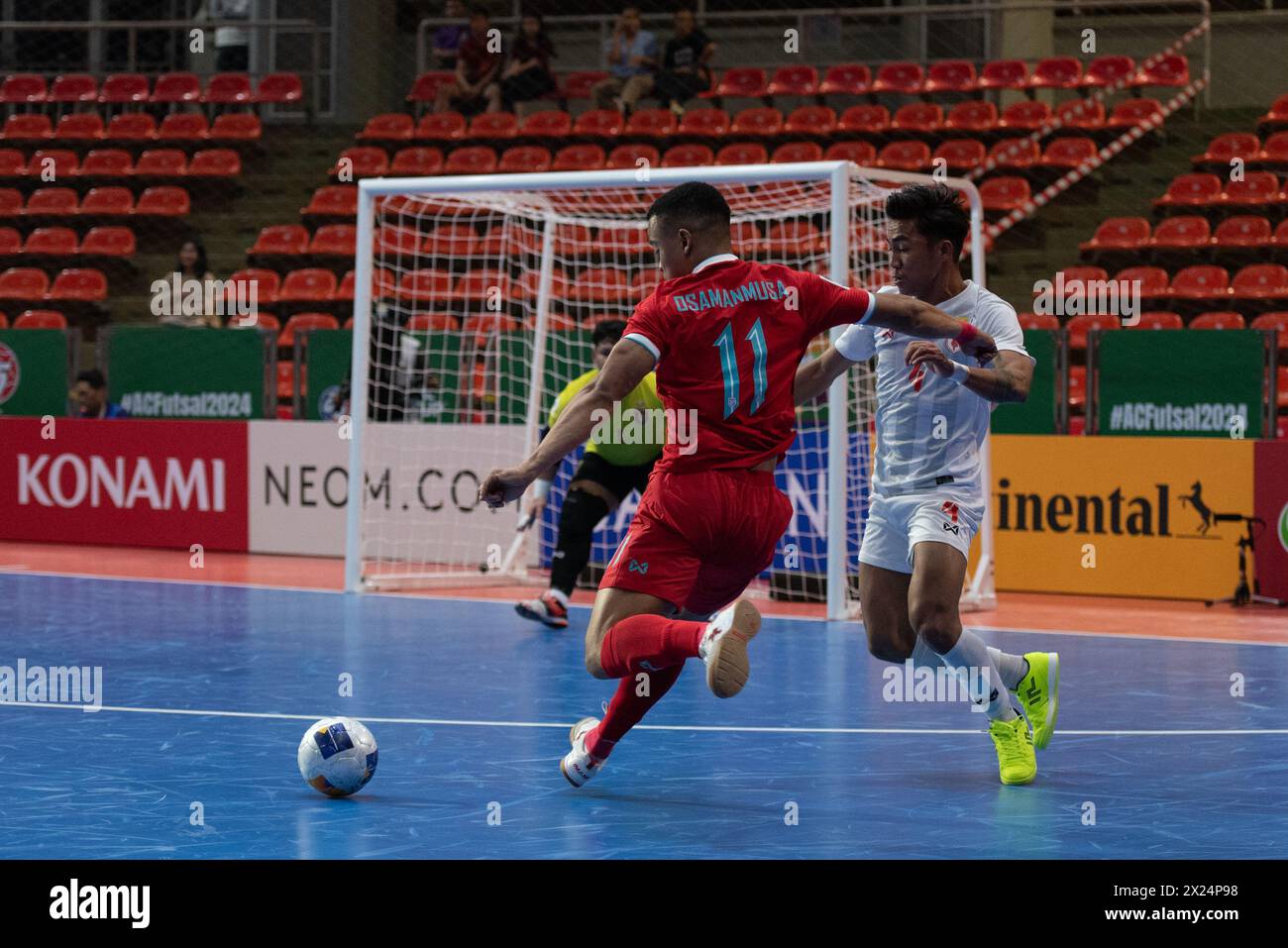 Bangkok: Der AFC Futsal Asian Cup, Thailand. , . Zwischen der thailändischen Futsal-Nationalmannschaft (rote Trikots) trifft die myanmarsche Futsal-Nationalmannschaft (weißes Trikot) im Hua Mak Indoor Stadium, Ramkhamhaeng Road. Vollzeit Thailand 5 - 0 Myanmar. (Foto: Teera Noisakran/Pacific Press) Credit: Pacific Press Media Production Corp./Alamy Live News Stockfoto