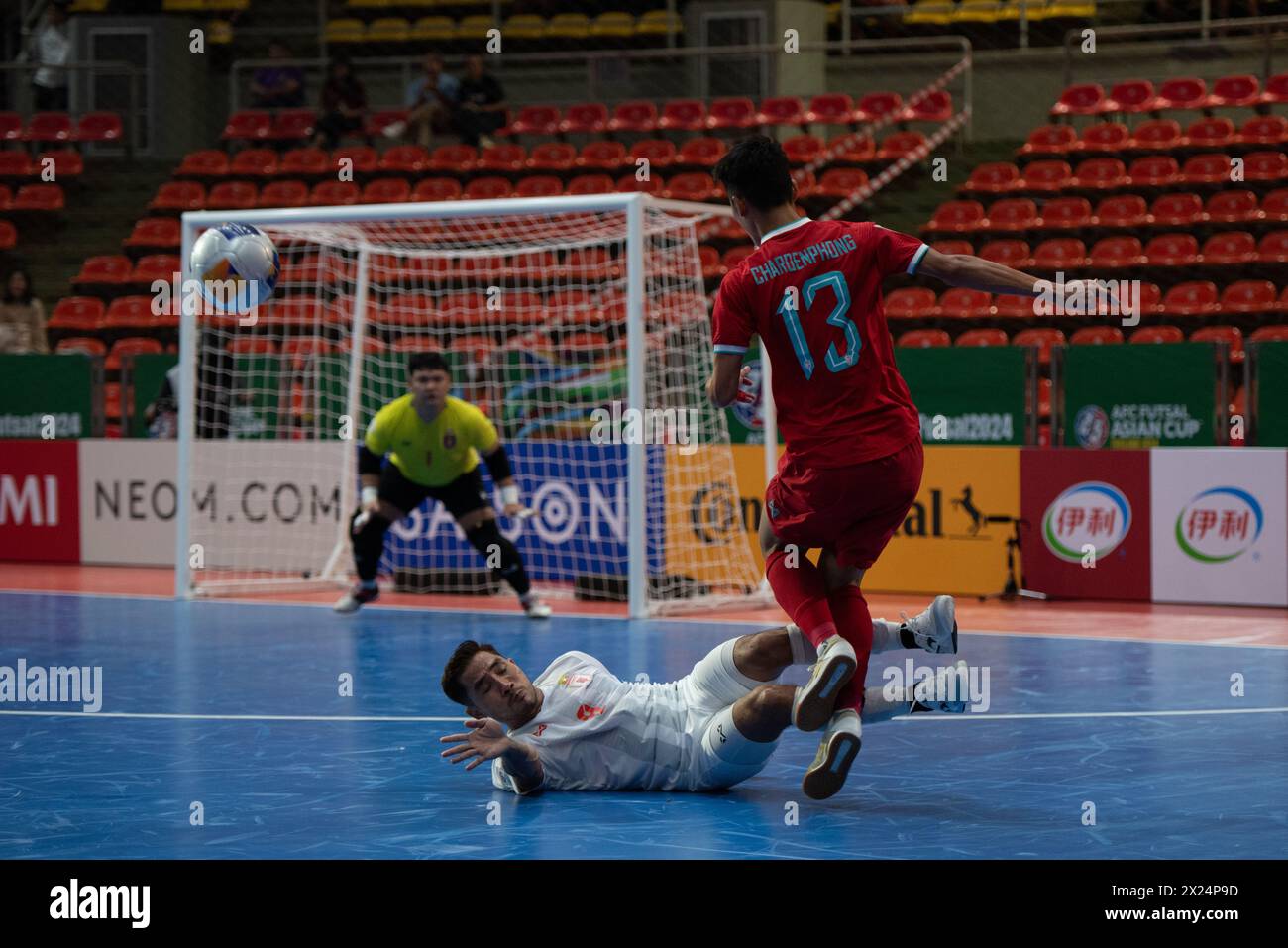 Bangkok: Der AFC Futsal Asian Cup, Thailand. , . Zwischen der thailändischen Futsal-Nationalmannschaft (rote Trikots) trifft die myanmarsche Futsal-Nationalmannschaft (weißes Trikot) im Hua Mak Indoor Stadium, Ramkhamhaeng Road. Vollzeit Thailand 5 - 0 Myanmar. (Foto: Teera Noisakran/Pacific Press) Credit: Pacific Press Media Production Corp./Alamy Live News Stockfoto