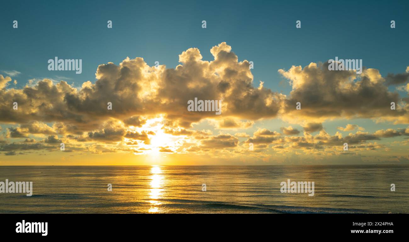 Meer bei Sonnenuntergang. Ruhiges Meer mit Sonnenuntergang Himmel durch die Wolken über. Meditation Ozean und Himmel Hintergrund. Ruhige Meereslandschaft. Horizont über dem Meer bei Sonnenuntergang Stockfoto