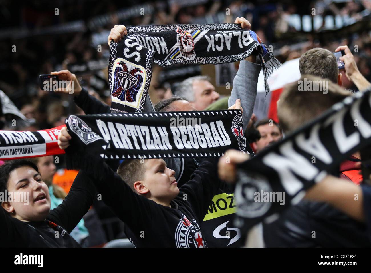 Berlin – 4. April 2024: Partizan Belgrad-Fans zeigen ihre Unterstützung beim Basketballspiel der Turkish Airlines EuroLeague gegen ALBA Berlin in der Uber Arena in Berlin Stockfoto