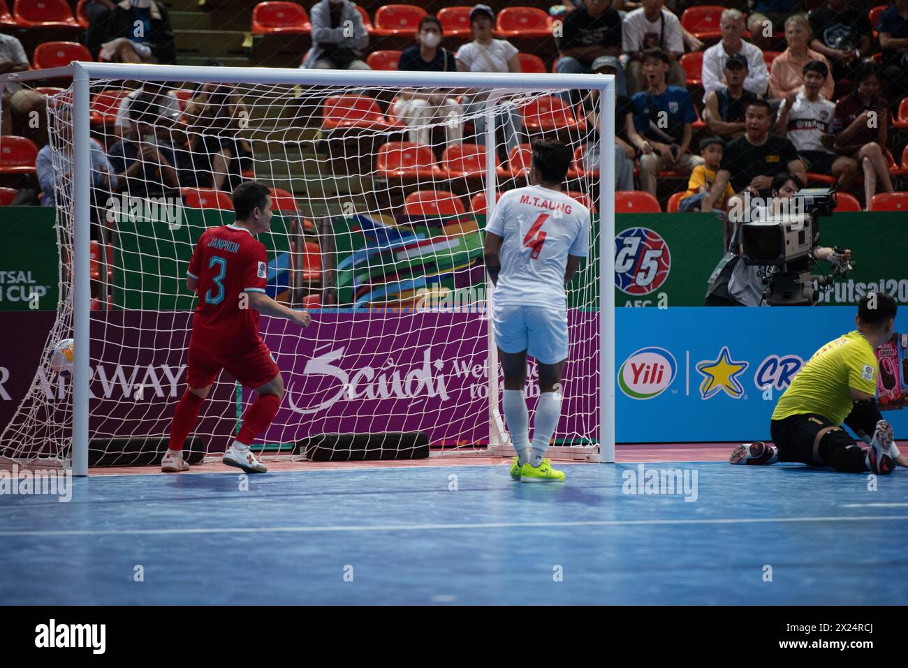 Bangkok, Bamgkok, Thailand. April 2024. Bangkok: Das Viertelfinale des AFC Futsal Asian Cup Thailand 2024 mit einer Gruppe A am Freitag, den 19. April 2024, zwischen der thailändischen Futsal-Nationalmannschaft (rote Shirts) und der myanmarschen Futsal-Nationalmannschaft (weißes Shirt) im Hua Mak Indoor Stadium, Ramkhamhaeng Road. Vollzeit Thailand 5 - 0 Myanmar. (Kreditbild: © Teera Noisakran/Pacific Press via ZUMA Press Wire) NUR REDAKTIONELLE VERWENDUNG! Nicht für kommerzielle ZWECKE! Stockfoto