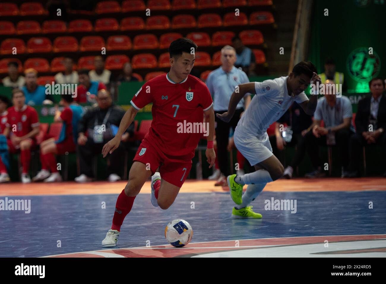 Bangkok, Bangkok, Thailand. April 2024. Bangkok: Das Viertelfinale des AFC Futsal Asian Cup Thailand 2024 mit einer Gruppe A am Freitag, den 19. April 2024, zwischen der thailändischen Futsal-Nationalmannschaft (rote Shirts) und der myanmarschen Futsal-Nationalmannschaft (weißes Shirt) im Hua Mak Indoor Stadium, Ramkhamhaeng Road. Vollzeit Thailand 5 - 0 Myanmar. (Kreditbild: © Teera Noisakran/Pacific Press via ZUMA Press Wire) NUR REDAKTIONELLE VERWENDUNG! Nicht für kommerzielle ZWECKE! Stockfoto