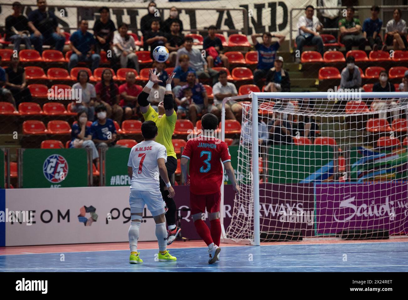 Bangkok, Bamgkok, Thailand. April 2024. Bangkok: Das Viertelfinale des AFC Futsal Asian Cup Thailand 2024 mit einer Gruppe A am Freitag, den 19. April 2024, zwischen der thailändischen Futsal-Nationalmannschaft (rote Shirts) und der myanmarschen Futsal-Nationalmannschaft (weißes Shirt) im Hua Mak Indoor Stadium, Ramkhamhaeng Road. Vollzeit Thailand 5 - 0 Myanmar. (Kreditbild: © Teera Noisakran/Pacific Press via ZUMA Press Wire) NUR REDAKTIONELLE VERWENDUNG! Nicht für kommerzielle ZWECKE! Stockfoto