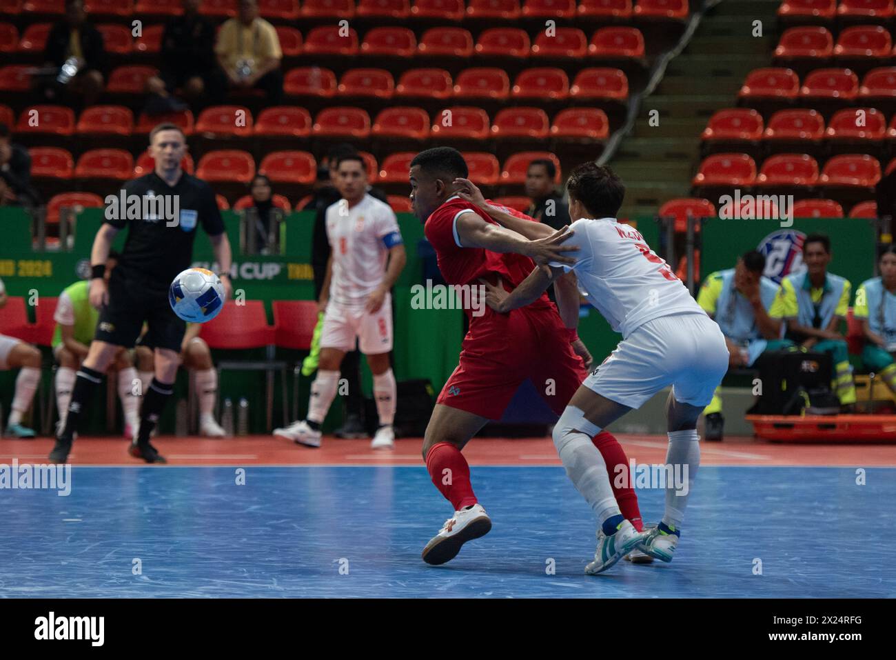 Bangkok, Bangkok, Thailand. April 2024. Bangkok: Das Viertelfinale des AFC Futsal Asian Cup Thailand 2024 mit einer Gruppe A am Freitag, den 19. April 2024, zwischen der thailändischen Futsal-Nationalmannschaft (rote Shirts) und der myanmarschen Futsal-Nationalmannschaft (weißes Shirt) im Hua Mak Indoor Stadium, Ramkhamhaeng Road. Vollzeit Thailand 5 - 0 Myanmar. (Kreditbild: © Teera Noisakran/Pacific Press via ZUMA Press Wire) NUR REDAKTIONELLE VERWENDUNG! Nicht für kommerzielle ZWECKE! Stockfoto