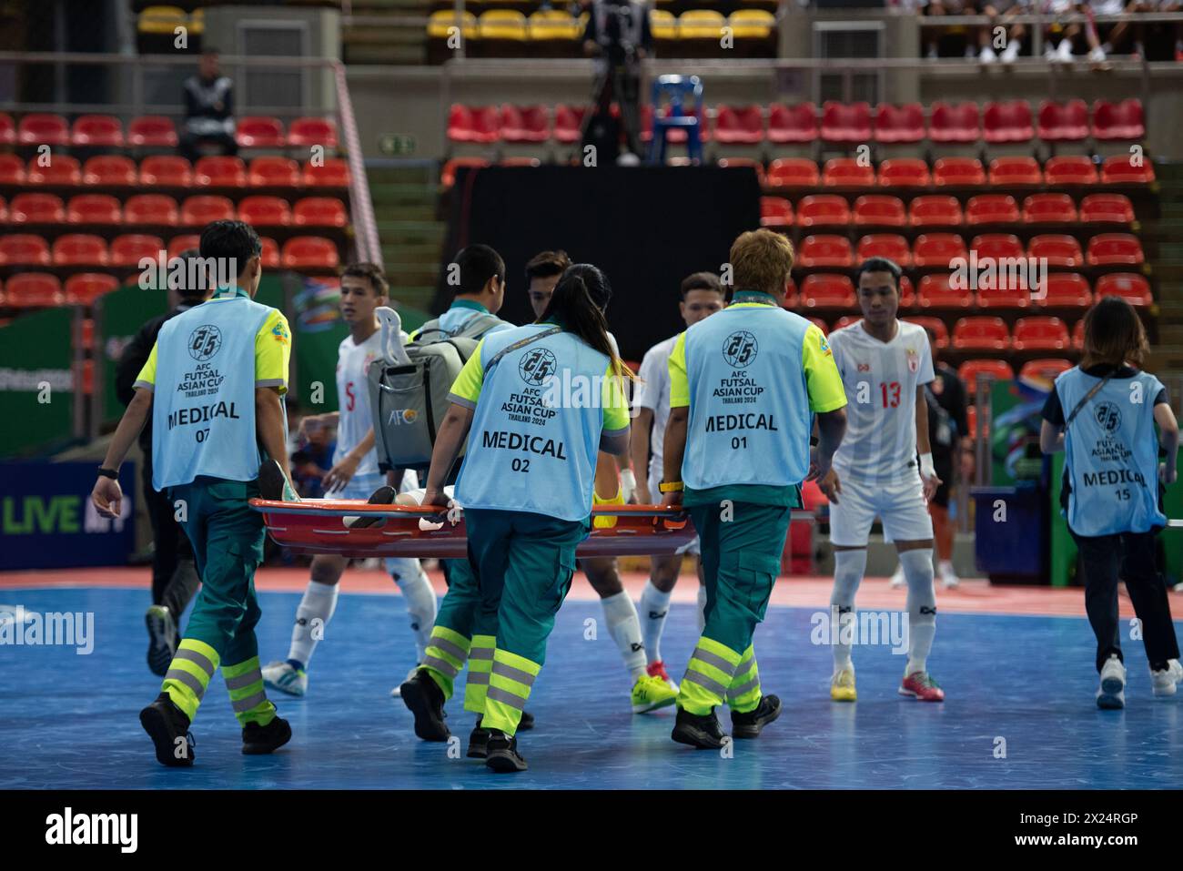 Bangkok, Bamgkok, Thailand. April 2024. Der verletzte Spieler kam am Freitag, den 19. April 2024, um erste Hilfe an der Seite des Spielfeldes beim AFC Futsal Asian Cup Thailand 2024 zu leisten, zwischen der thailändischen Futsal-Nationalmannschaft und der Myanmar-Nationalmannschaft im Hua Mak Indoor Stadium. Ramkhamhaeng Road, Bangkok. (Kreditbild: © Teera Noisakran/Pacific Press via ZUMA Press Wire) NUR REDAKTIONELLE VERWENDUNG! Nicht für kommerzielle ZWECKE! Stockfoto