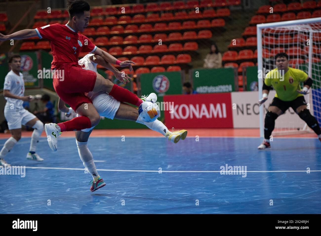 Bangkok, Bangkok, Thailand. April 2024. Bangkok: Das Viertelfinale des AFC Futsal Asian Cup Thailand 2024 mit einer Gruppe A am Freitag, den 19. April 2024, zwischen der thailändischen Futsal-Nationalmannschaft (rote Shirts) und der myanmarschen Futsal-Nationalmannschaft (weißes Shirt) im Hua Mak Indoor Stadium, Ramkhamhaeng Road. Vollzeit Thailand 5 - 0 Myanmar. (Kreditbild: © Teera Noisakran/Pacific Press via ZUMA Press Wire) NUR REDAKTIONELLE VERWENDUNG! Nicht für kommerzielle ZWECKE! Stockfoto