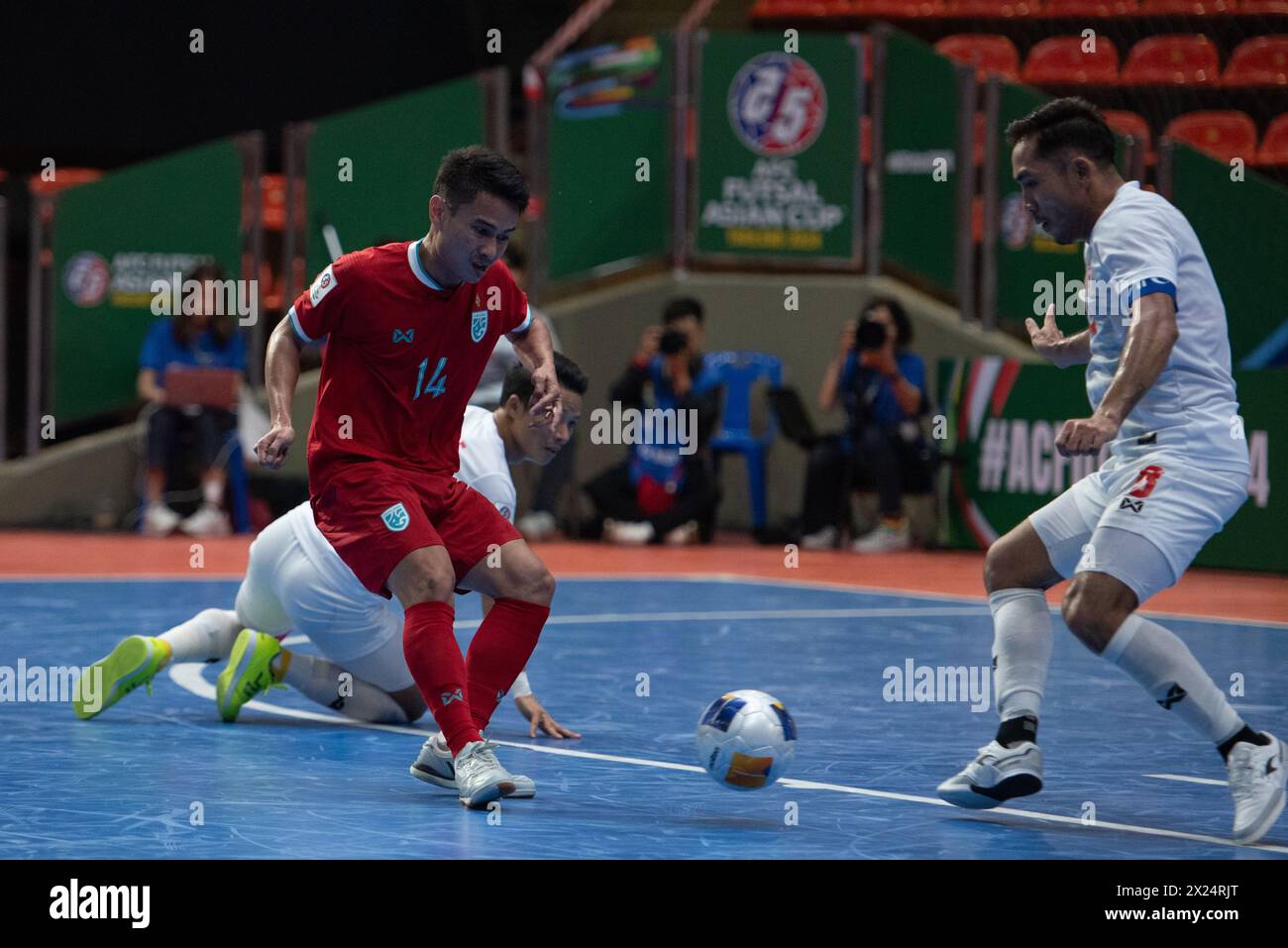 Bangkok, Bangkok, Thailand. April 2024. Bangkok: Das Viertelfinale des AFC Futsal Asian Cup Thailand 2024 mit einer Gruppe A am Freitag, den 19. April 2024, zwischen der thailändischen Futsal-Nationalmannschaft (rote Shirts) und der myanmarschen Futsal-Nationalmannschaft (weißes Shirt) im Hua Mak Indoor Stadium, Ramkhamhaeng Road. Vollzeit Thailand 5 - 0 Myanmar. (Kreditbild: © Teera Noisakran/Pacific Press via ZUMA Press Wire) NUR REDAKTIONELLE VERWENDUNG! Nicht für kommerzielle ZWECKE! Stockfoto