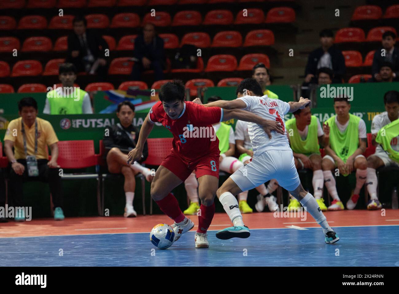 Bangkok, Bangkok, Thailand. April 2024. Bangkok: Das Viertelfinale des AFC Futsal Asian Cup Thailand 2024 mit einer Gruppe A am Freitag, den 19. April 2024, zwischen der thailändischen Futsal-Nationalmannschaft (rote Shirts) und der myanmarschen Futsal-Nationalmannschaft (weißes Shirt) im Hua Mak Indoor Stadium, Ramkhamhaeng Road. Vollzeit Thailand 5 - 0 Myanmar. (Kreditbild: © Teera Noisakran/Pacific Press via ZUMA Press Wire) NUR REDAKTIONELLE VERWENDUNG! Nicht für kommerzielle ZWECKE! Stockfoto