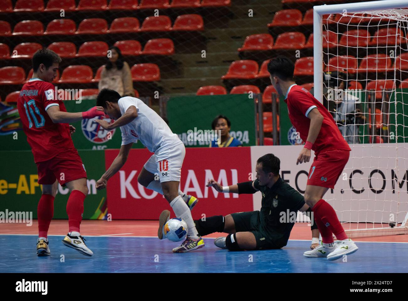 Bangkok, Bangkok, Thailand. April 2024. Bangkok: Das Viertelfinale des AFC Futsal Asian Cup Thailand 2024 mit einer Gruppe A am Freitag, den 19. April 2024, zwischen der thailändischen Futsal-Nationalmannschaft (rote Shirts) und der myanmarschen Futsal-Nationalmannschaft (weißes Shirt) im Hua Mak Indoor Stadium, Ramkhamhaeng Road. Vollzeit Thailand 5 - 0 Myanmar. (Kreditbild: © Teera Noisakran/Pacific Press via ZUMA Press Wire) NUR REDAKTIONELLE VERWENDUNG! Nicht für kommerzielle ZWECKE! Stockfoto