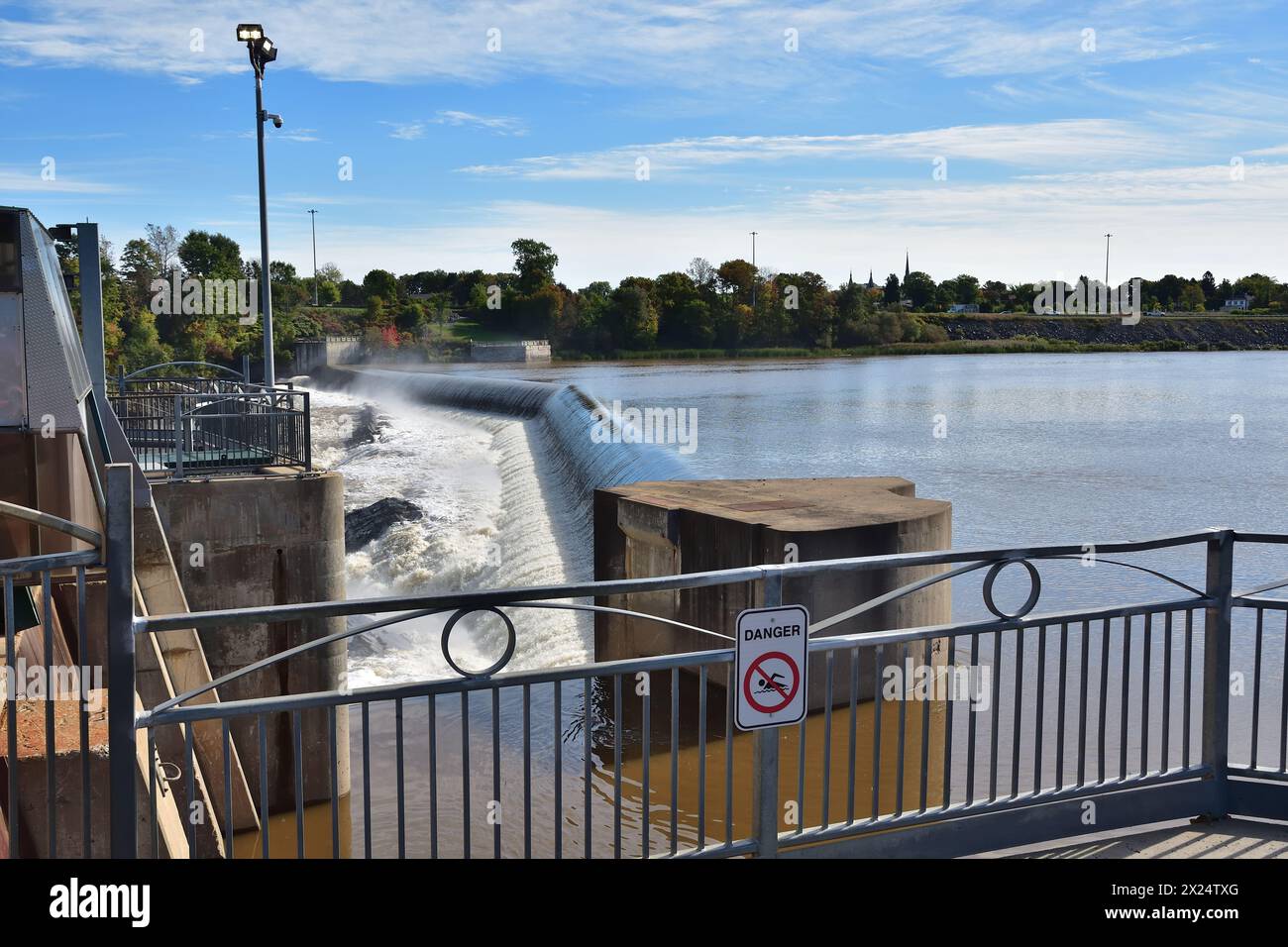 Leiter der Wasserfälle von Chaudiere. Wasserdamm zur Kontrolle des Wasserflusses. Levis, Quebec, Kanada Stockfoto