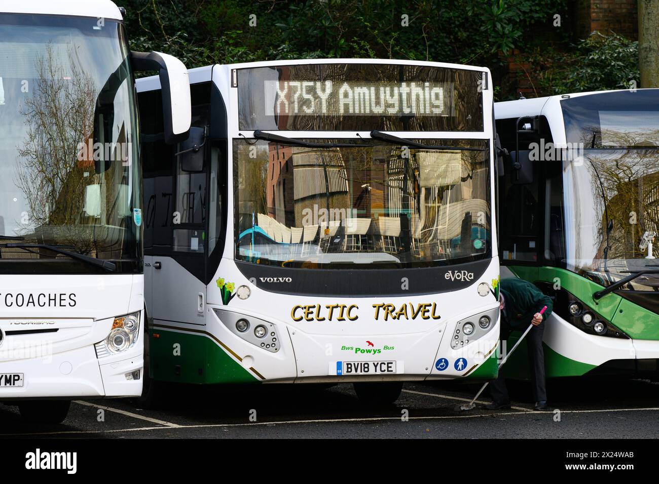 Shrewsbury, Großbritannien - 19. März 2024; Celtic Travel Bus Service X75Y nach Amwythig Walisische Übersetzung von Shrewsbury Stockfoto