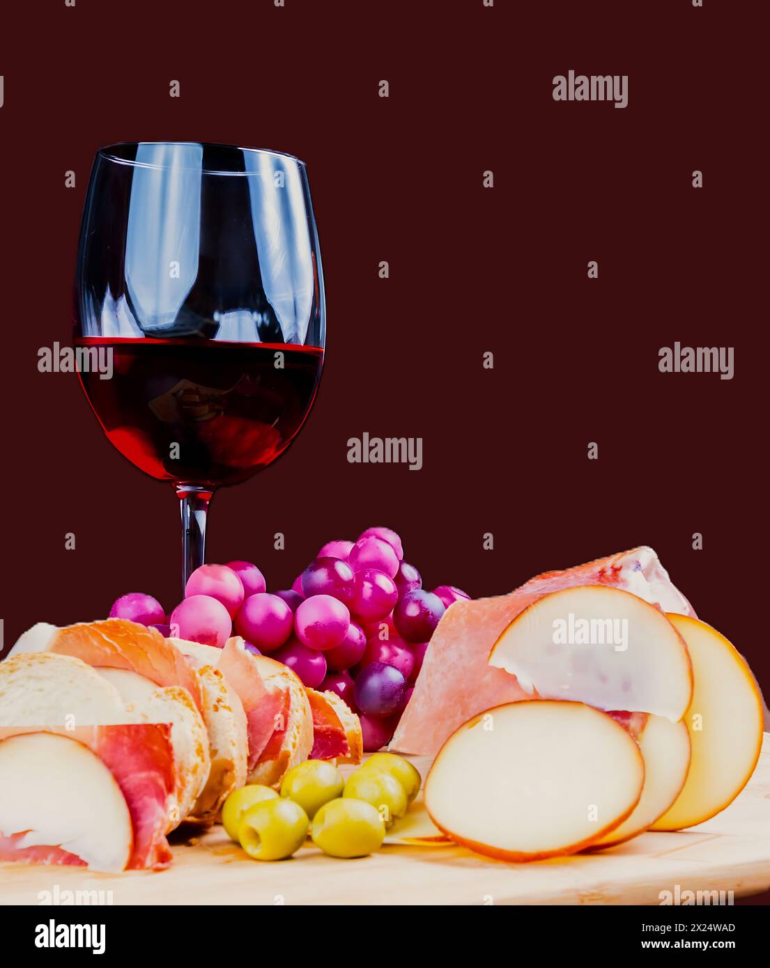Köstliche Tapas zum Genießen mit Rotwein Stockfoto