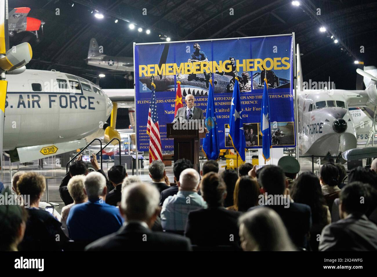 (240420) -- DAYTON, 20. April 2024 (Xinhua) -- Richard Myers, ehemaliger Vorsitzender der US Joint Chiefs of Staff, spricht während einer Fotoausstellung zum Gedenken an die Flying Tigers and Doolittle Raiders, Amerikaner, die Japan im Zweiten Weltkrieg in Zusammenarbeit mit dem chinesischen Volk kämpften. im National Museum of the U.S. Air Force in Dayton, Ohio, USA, 18. April 2024. Die halbjährige Ausstellung erzählt die Geschichten der Flying Tigers und Doolittle Raiders mit rund 100 Fotos und ausführlichen Erzählungen. ZU DEN THEMEN „Roundup: Fotoausstellung über Flying Tigers, Doolittle Raiders unve“ Stockfoto
