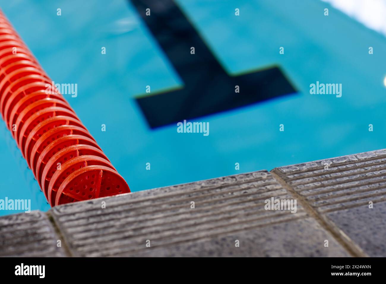 Eine Reihe von orangefarbenen Markierungen trennt die Schwimmbahnen in einem Hallenbad, Kopierraum Stockfoto