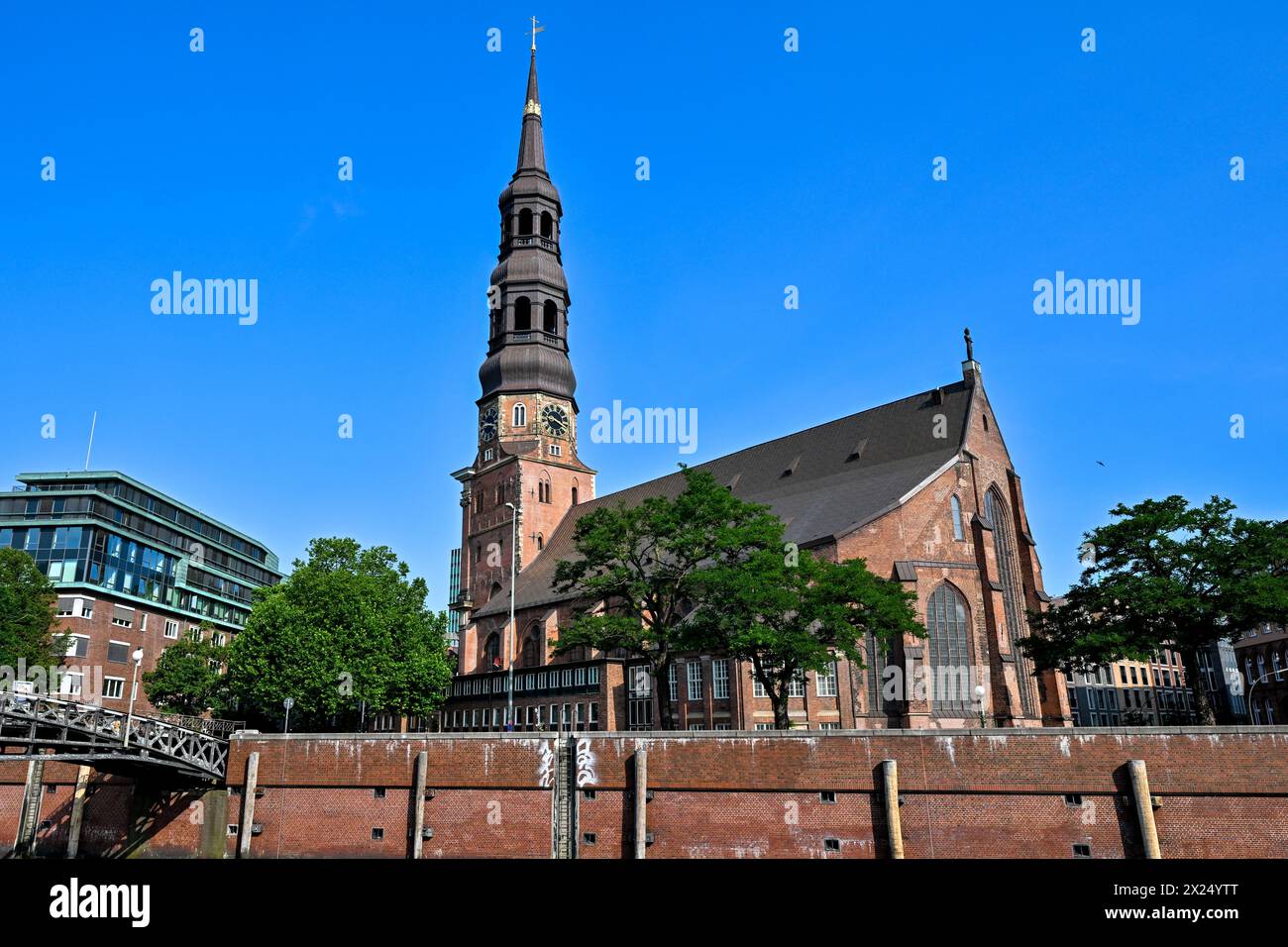 Historisches die Kirche St. Katharina (Katharinenkirche), einem der fünf wichtigsten lutherischen Kirchen (Hamburger Hauptkirchen) mit Alter Bridge in Hamburg, G Stockfoto