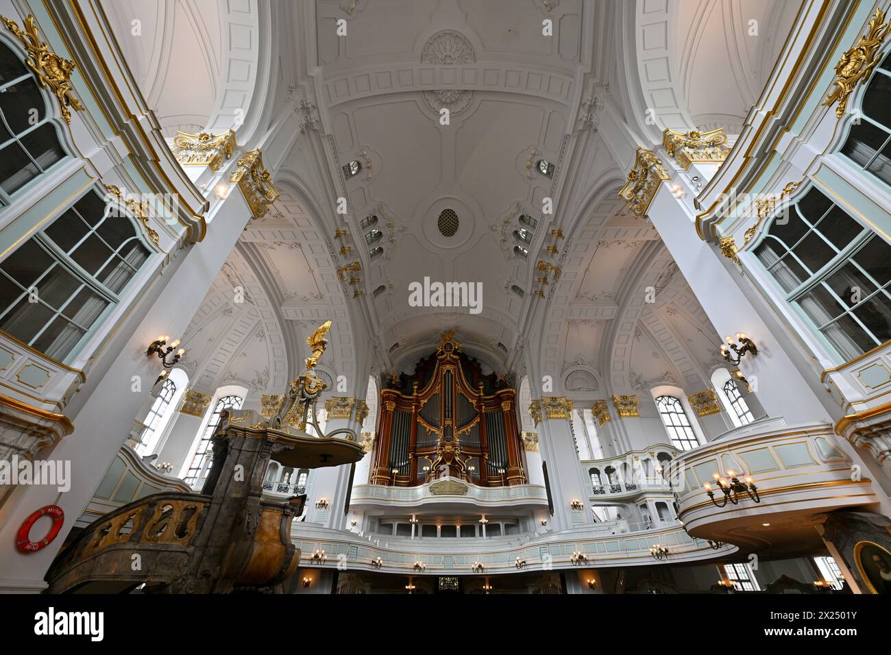 Hamburg, Deutschland - 13. Juli 2023: St. Die Michaelskirche ist die berühmteste lutherische Kirche in Hamburg Stockfoto