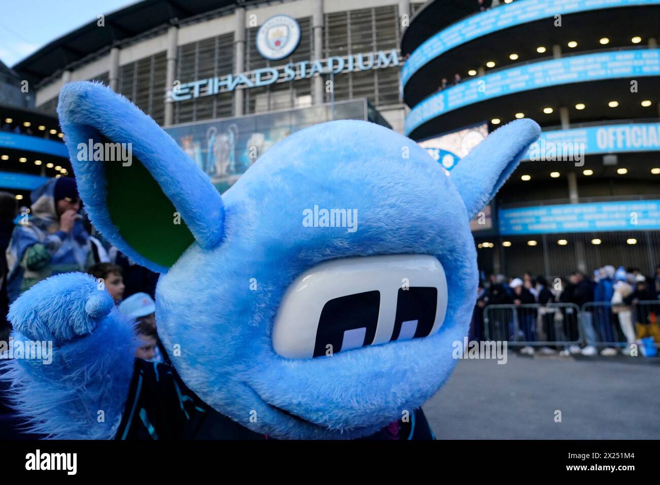 Manchester, Großbritannien. April 2024. Manchester City Maskottchen vor dem Etihad Stadium während des Spiels der UEFA Champions League, Viertelfinale, zweites Leg, zwischen Manchester City und Real Madrid am 17. April 2024 im Ethiad Stadium in Manchester, England. (Foto: Bagu Blanco/PRESSINPHOTO) Credit: PRESSINPHOTO SPORTS AGENCY/Alamy Live News Stockfoto