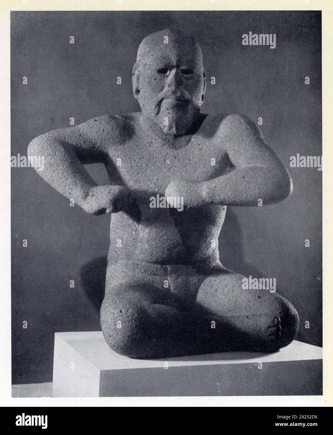 Le Lutteur, Skulptur réaliste représentant un homme assis, nu. tête tondue, Schnurrbärte und barbe, oreilles perforées. Jambe Gauchepi Stockfoto